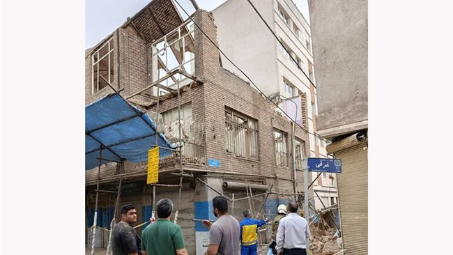 در تخریب یک ساختمان دو طبقه قدیمی در خیابان ۳۰ متری جی، سه کارگر به دلیل ریزش سقف و دیوارها به شدت مجروح شدند.