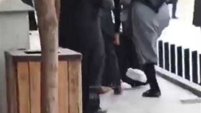 وزیر آموزش و پرورش درباره اقدام این وزارتخانه در زمینه ضرب و شتم مدیر یک مدرسه از سوی خانواده یک دانش‌آموز، گفت: موارد این‌گونه اگر بوده یا هست، قطعا با تمام وجود از تمام ظرفیت‌های قانونی استفاده می‌کنیم.