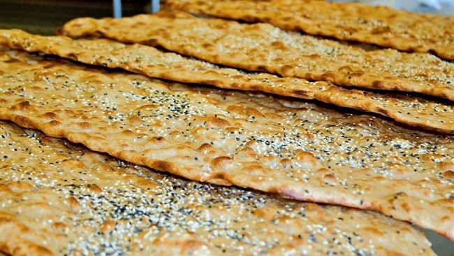 صف‌های طولانی خرید نان در نقاط مختلف شهر به چشم می‌خورد، رئیس اتاق اصناف تهران با بیان اینکه هیچ کمبودی در بخش نان وجود ندارد، گفت: وضعیت تولید و توزیع نان عادی است.