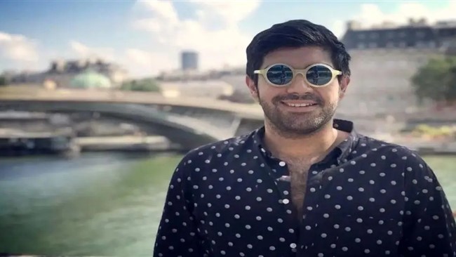علی پاکزاد خبرنگار روزنامه شرق که از روز گذشته در دسترس نبود، طی تماسی با خواهرش از بازداشت خود خبر داده است. این خبرنگار که برای پوشش حمله رژیم صهیونیستی به سازمان صدا و سیما رفته بود بنا به دلایلی نامعلوم دستگیر شده است.
