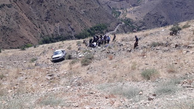 سرپرست پلیس‌راه استان کرمانشاه گفت: بر اثر سقوط یک دستگاه خودرو سواری در محورهای مواصلاتی گیلانغرب به درون دره، دو نفر جان خود را از دست داده و چهار نفر هم زخمی شدند.