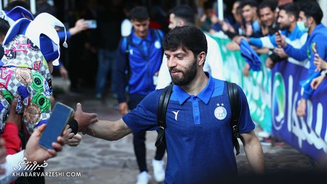 با جدایی قریب الوقوع مجتبی جباری از کادر فنی تیم فوتبال استقلال تهران، وینگر ازبکستانی این تیم در جمع آبی‌پوشان باقی خواهد ماند.