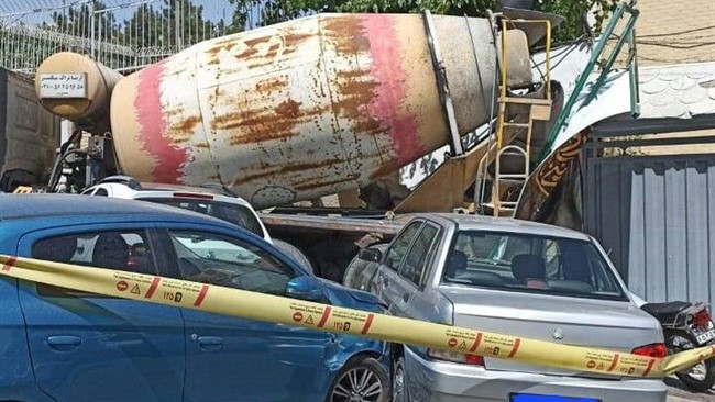 سخنگوی سازمان آتش نشانی و خدمات ایمنی شهرداری تهران از حادثه تصادف یک دستگاه کامیون میکسر بُتن با چند خودرو در منطقه سعادت آباد خبر داد.