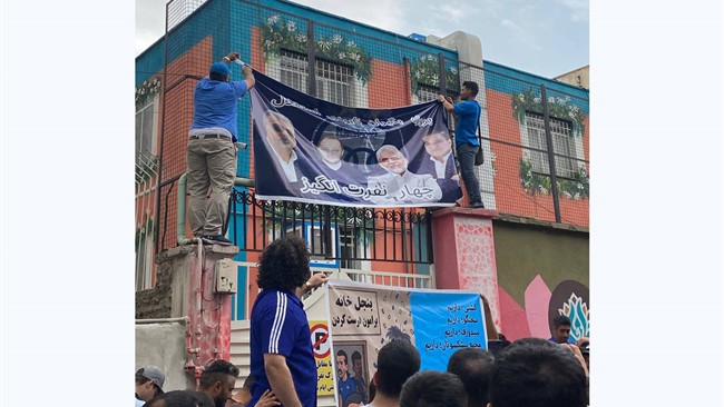 هواداران استقلال امروز مقابل ساختمان باشگاه تجمع کردند و مدیران این تیم شعار سر دادند.