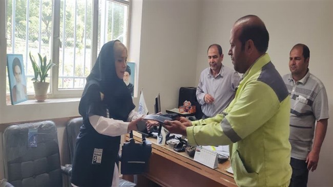 معاون خدمات شهری شهرداری زنجان گفت: پاکبان زنجانی کیف حاوی طلا، سکه، چک بانکی و پول نقد را به صاحب کیف برگرداند.