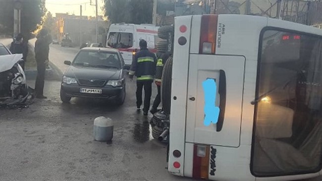 صبح امروز در اثر سقوط همزمان یک خودرو مینی‌بوس حمل ونقل کارگران و یک سواری، سه نفر مصدوم شدند.