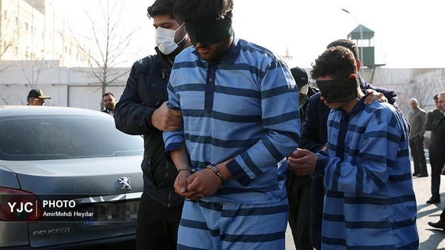 اعضای یک باند سرقت و گوشی قاپی که عاملان قتل پسر دانشجو در کوی دانشگاه تهران نیز از همدستان آنها بودند، در بازجویی‌ها مدعی شدند بعد از دستگیری دو همدستشان آنها نیز توبه کردند که دیگر از چاقو استفاده نکنند.