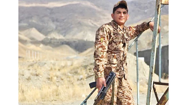 یک ‌ماه از حادثه‌ هولناکی که باعث شهادت سرباز جوان شد، می‌گذرد. او در حمله اسرائیل به کشورمان، برای دفاع از این سرزمین جان خود را فدا کرد و حالا مادرش برای نخستین‌بار از جزئیات حادثه می‌گوید.