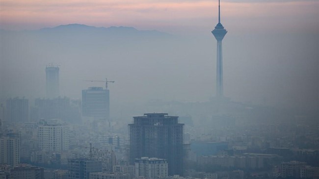 جلسه کارگروه شرایط اضطرار آلودگی هوا امروز ساعت ۱۴ در استانداری تهران برگزار شد. طبق تصمیمات این جلسه، فردا سه‌شنبه ادارات تهران تعطیل نیست.