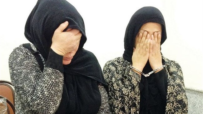 ۲دختر جوان که با آبمیوه‌ مسموم یکی از اقوام خود را بی‌هوش کرده بودند و دست به سرقت طلا زده بودند، توسط پلیس دستگیر شدند.