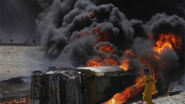 در این حادثه یک دستگاه تانکر حامل بنزین در کیلومتر ۵۰ آزادراه کاشان – قم، به دلیل سرعت زیاد و از دست دادن کنترل، واژگون شد. بر اثر این واژگونی، ماده سریع‌الاشتعال داخل تانکر به سطح جاده نشت کرد و در پی آن حریق گسترده‌ای رخ داد.»