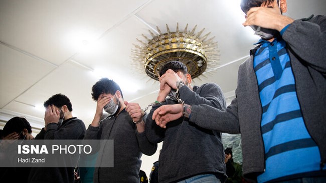 بادستگیری زورگیر مسلح در یکی از پاتوق های سیاه،تعداد زیادی اموال سرقتی به همراه انواع خنجر و قمه، مهمات و سلاح های شبه جنگی کشف شد.