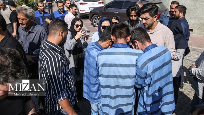 صحنه زورگیری خشن در بلوار فرهنگ سعادت‌آباد بار دیگر تکرار شد، ‌اما این بار در حضور مأموران پلیس.‌