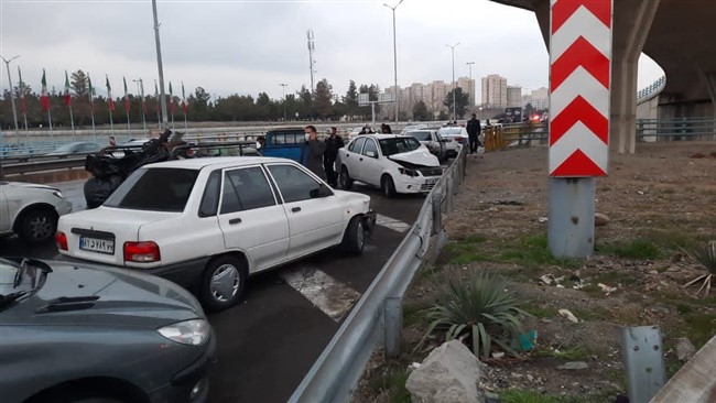معاون اجتماعی و فرهنگ ترافیک پلیس راهور تهران بزرگ از وقوع تصادف زنجیره‌ای در ساعات پایانی جمعه‌، ۷ شهریور ماه خبر داد.