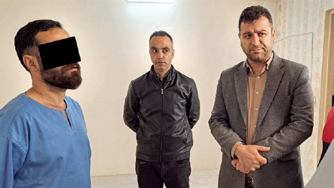 جوان ۳۷ ساله ای که به ارتکاب ۳ قتل وحشتناک در مشهد اعتراف کرده است در حالی مقابل میز عدالت ایستاد و به سوالات تخصصی قضات برجسته شعبه پنجم دادگاه کیفری یک خراسان رضوی پاسخ داد که مدعی بود مرد ۶۰ ساله افغانستانی را به خاطر گرفتن فرصت های شغلی از ایرانی ها به قتل رسانده است اما انگیزه اش از قتل مادر و دختر ۳ساله سرقت بود!