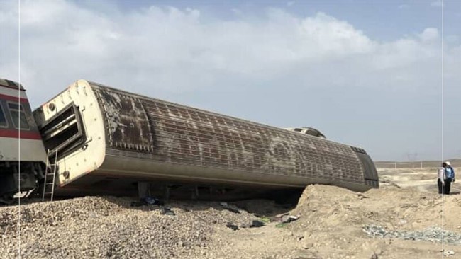 صبح امروز، یک قطار با ۴۵۰ مسافر در استان کرمان دچار حادثه شد.