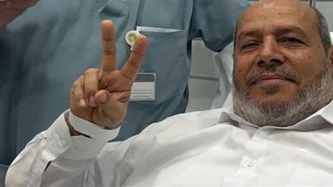 به نقل از صدی البلد، ساعاتی پس از حمله رژیم صهیونیستی به دوحه، تصویری از رهبر ارشد حماس روی تخت بیمارستان منتشر شد که وی نماد پیروزی را با انگشتان خود نشان می دهد. جزئیات بیشتری در این باره منتشر نشده است.