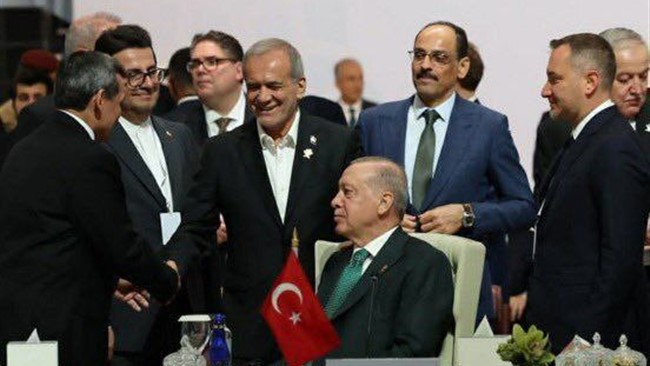 عکس‌هایی از برخورد مسعود پزشکیان رئیس‌جمهور با رجب اردوغان رئیس‌جمهور ترکیه منتشر شده که عجیب به نظر می‌رسد.