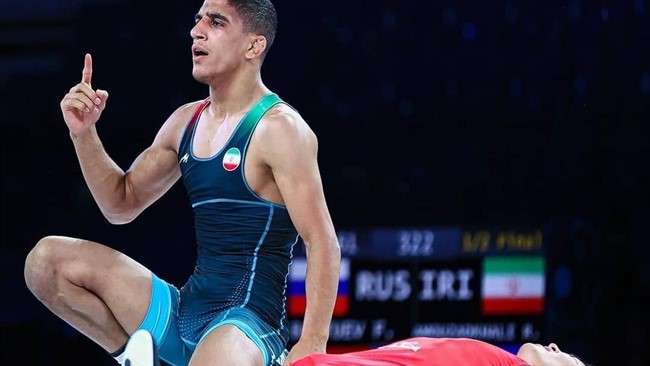 رحمان عموزاد، قهرمان پرافتخار کشتی ایران، امشب دوشنبه ۲۵ شهریور ۱۴۰۴ در فینال وزن ۶۵ کیلوگرم مسابقات کشتی آزاد قهرمانی جهان ۲۰۲۵ برابر قهرمان المپیک ژاپن، کوتارو کیوکا روی تشک می‌رود. در ادامه ساعت کشتی فینال رحمان عموزاد را در امروز ۲۵ شهریور ۱۴۰۴ و اخرین روز برگزاری مسابقات کشتی آزاد قهرمانی جهان را با جزییات بخوانید.