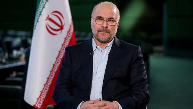 قالیباف رئیس مجلس شورای اسلامی در نخستین روز از آغاز سال تحصیلی جدید در یک مدرسه دخترانه حضور یافت.
تصاویری از رئیس مجلس در مدرسه دخترانه فاطمیون تهران در نخستین روز از آغاز سال تحصیلی جدید ببینید.