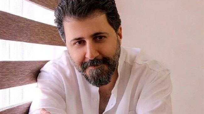 تصویر منتشر شده از الیکا عبدالرزاقی و هومن حاجی‌عبداللهی و دیگر عوامل را در پشت‌صحنه نمایش «شاه لیر» مشاهده می‌کنید.