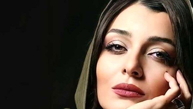 شب گذشته، ساره بیات و همسرش در یک فضای بسیار زیبا و شاعرانه در یکی از رستوران‌های اعیانی و خلوت اروپا حضور پیدا کردند. به روایت تصاویر منتشر شده، چیدمان رستوران بسیار چشم‌گیر بود؛ از شمعدانی‌های طلایی بر روی میز شام گرفته تا نورپردازی لطیف و صمیمانه.
