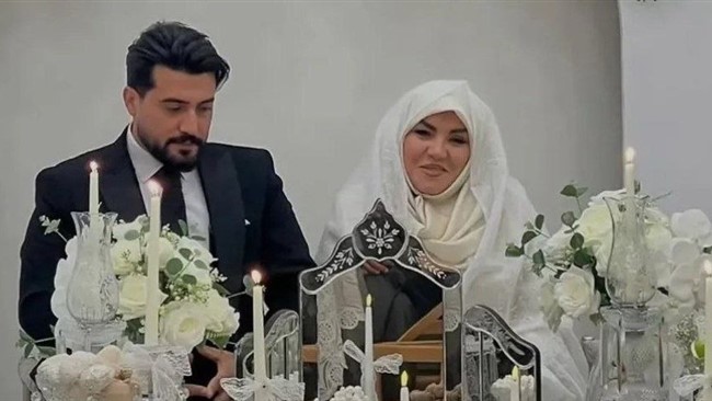 در یک رویداد جالب که به تازگی در فضای مجازی منتشر شده، عکسی از ازدواج یک خانم ۵۵ ساله با یک مرد ۳۷ ساله به چشم می‌خورد.
این عکس به سرعت در شبکه‌های اجتماعی وایرال شده و توجه بسیاری را جلب کرده است.