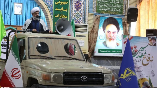 امام جمعه دشتی در اقدامی جالب توجه به مناسبت هفته دفاع مقدس، خطبه‌های نماز را روی لندکروز جنگی ایراد کرد.