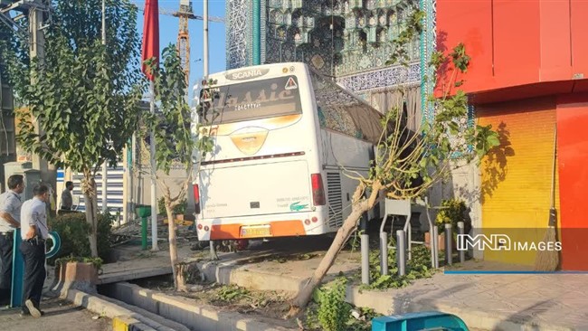 مدیر بحران و پدافند غیرعامل شهرداری اصفهان گفت: بامداد امروز خیابان امیرکبیر اصفهان شاهد حادثه‌ای غیرمنتظره بود؛ جایی که یک دستگاه اتوبوس برون‌شهری به دلیل از دست دادن تعادل، پس از انحراف از مسیر با درِ ورودی مسجد برخورد کرد و راننده مصدوم به بیمارستان منتقل شد.