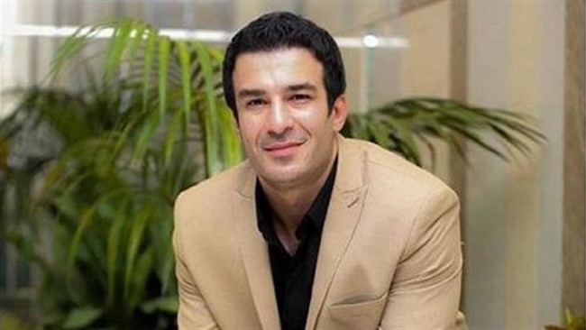 یوسف تیموری در سد لفور با ماشین رنجرور میلیاردی‌اش به طبیعت‌گردی پرداخته و این عکس را در صفحه اینستاگرامش به اشتراک گذاشته است.