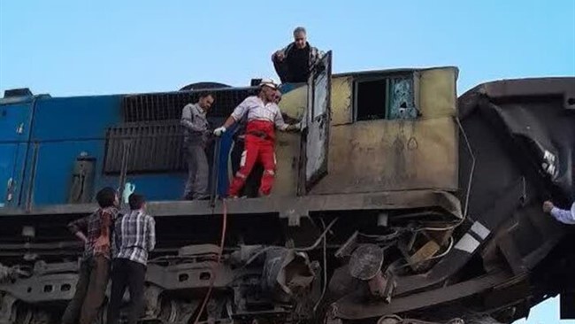مدیر عامل جمعیت هلال احمر استان یزد از برخورد لوکوموتیو با واگن قطار باری در ایستگاه راه آهن روستای اشتیجه اردکان و مصدوم شدن دو نفر خبر داد.