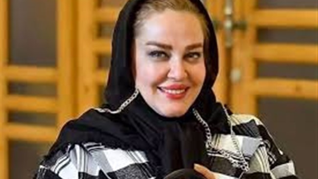 بهاره رهنما، بازیگر شناخته‌شده ایرانی، اخیراً سلفی جدیدی از خود را در استوری اینستاگرام منتشر کرد.
در این تصویر، او با تیپ و استایل مشکی به چشم می‌خورد که مورد توجه کاربران قرار گرفته است.
