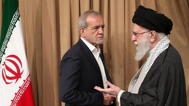 عکسی از گفت و گوی رهبر انقلاب و رئیس جمهور در حاشیه دیدار آیت الله خامنه ای با اعضاء هیات دولت چهاردهم منتشر شده است.