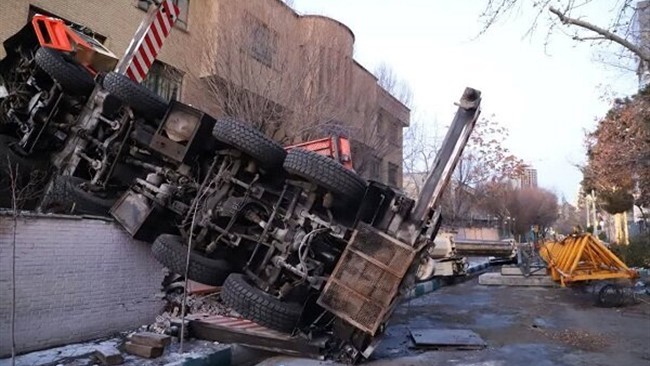 سخنگوی سازمان آتش نشانی و خدمات ایمنی شهرداری تهران از حادثه واژگونی یک جرثقیل بزرگ ۱۱۰ تنی در یک پروژه ساختمانی خبر داد.