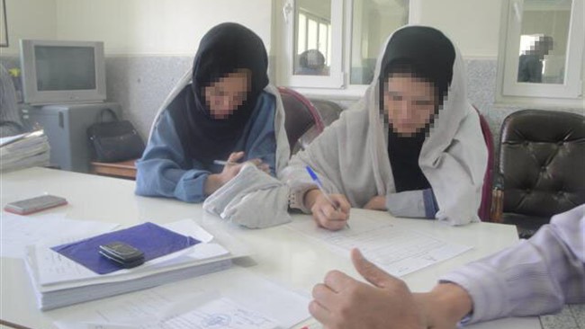 پس از ثبت شکایت مأموران تحقیقات‌شان را آغاز و بعد از چند روز بیژن را بازداشت کردند. داماد جوان در ابتدا منکر نقش داشتن در ماجرا شد اما در ادامه به قتل همسرش اعتراف کرد و گفت: «روز حادثه با همسرم درگیر شدیم و او را کشتم و بعد هم با همدستی دو خواهرم جسد سمیرا را به حاشیه شهر بردیم و سوزاندیم.»