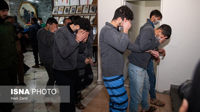 4 مأمور قلابی که از خلافکارها سرقت می‌کردند، دستگیر شدند.