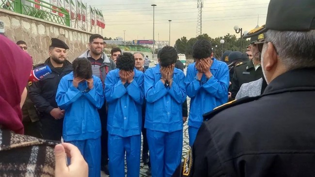 5سارق با کلت‌های پلاستیکی و چاقو از یک طلافروشی 3کیلو طلا سرقت کردند، اما یک ساعت بعد در دام پلیس گرفتار شدند.