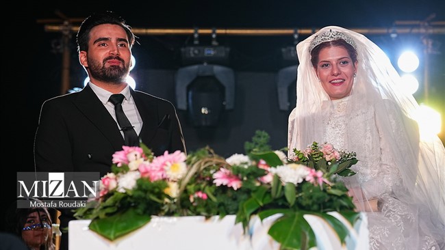 در شب‌های گذشته خیابان‌های تهران شاهد یک مراسم عروسی عجیب و متفاوت روی یک تریلی بود؛ شب گذشته این تریلی با تغییر ظاهر مراسم عروسی و شعار «ندیدن این صحنه جرم است»، یادبودی متفاوت برای شهدای عروسی کوهستک سیریک که با حمله جنایتکارانه آمریکا به عزا تبدیل شد، این تغییر، فاصله میان شادی و فاجعه و پیامد‌های انسانی جنگ را در قالبی نمادین به شهروندان نشان داد.