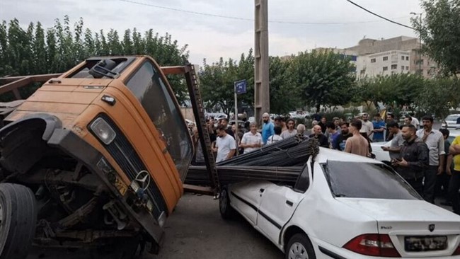 رئیس سازمان آتش‌نشانی و خدمات ایمنی شهرداری کرج از امدادرسانی نیروهای آتش‌نشانی به سه حادثه رانندگی در نقاط مختلف این شهر و جاده کرج–چالوس خبر داد و گفت: در یکی از این حوادث، آتش‌سوزی یک دستگاه تریلی حامل میلگرد مهار شد و در حادثه دیگر، بار میلگرد یک دستگاه خاور روی دو خودروی سواری سقوط کرد.