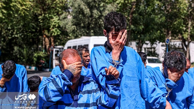 سارقان سابقه‌دار که در پوشش مسافرکشی با یک خودروی پراید، طلاهای زنان را سرقت می‌کردند، دستگیر شدند.