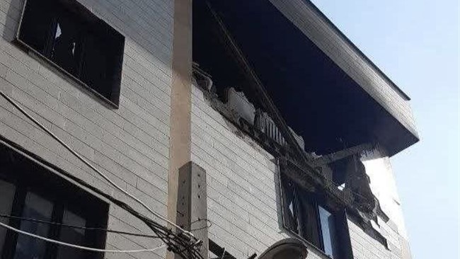 سخنگوی سازمان آتش‌نشانی و خدمات ایمنی شهرداری تهران از وقوع انفجار و آتش‌سوزی در یک ساختمان مسکونی چهار طبقه در خیابان آیت خبر داد و گفت: این حادثه خسارت جانی نداشت، اما به سه دستگاه خودروی پارک‌ شده در مقابل ساختمان، خسارت وارد شد.