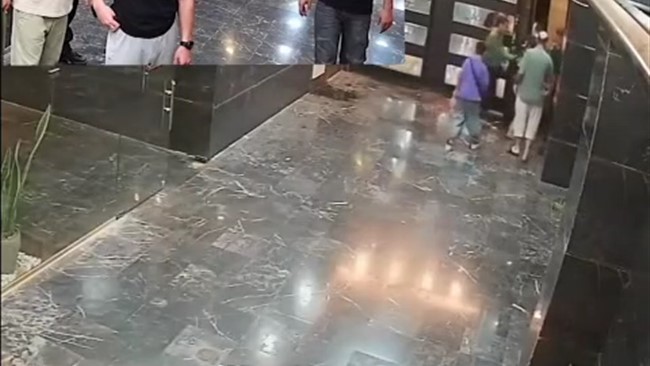 دادستان مرکز استان البرز از بازداشت عوامل ضرب و شتم یک فرد مسن در منطقه گلشهر کرج خبر داد.
حسن مددی در رابطه با فیلم منتشر شده در فضای مجازی مبنی بر ضرب و شتم یک مرد مسن توسط چند جوان گفت: در پی دریافت شکایتی در خصوص ضرب و شتم یک فرد مسن در منطقه گلشهر کرج که بازتاب گسترده‌ای در فضای مجازی داشت موضوع در دادسرا تحت رسیدگی قرار گرفت و اکنون در این خصوص چهار متهم در بازداشت به سر می‌برند.