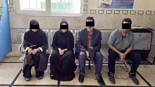 اعضای یک باند حرفه ای کف زنی ازیک طایفه خاص که با شگردخاصی ازگردشگران خارجی ومتصدیان فروشگاه های مراکزتجاری درمشهد دلار وارزهای خارجی دیگر را سرقت می کردند با تلاش نیروهای کلانتری نواب صفوی دستگیر و به پنجه عدالت سپرده شدند.