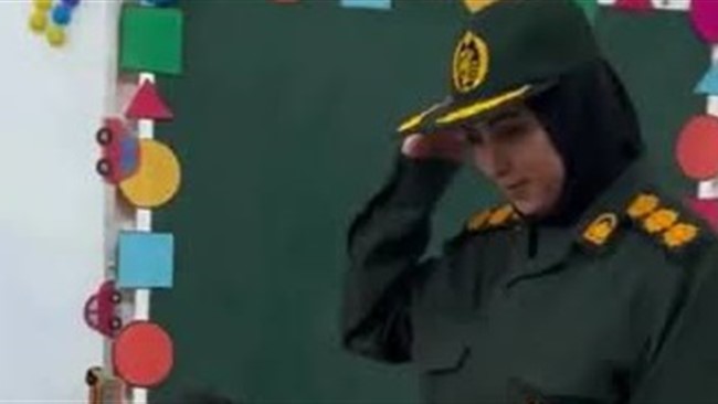تصویری از یک خانم معلم در حالی که با لباس سپاه در کلاس درس حاضر شده، مورد توجه قرار گرفته است.
این معلم در اقدامی نمادین، با پوشیدن لباس سپاه مشغول تدریس به دانش‌آموزان شده است؛ اقدامی که فضای متفاوتی را برای کلاس درس رقم زده است.