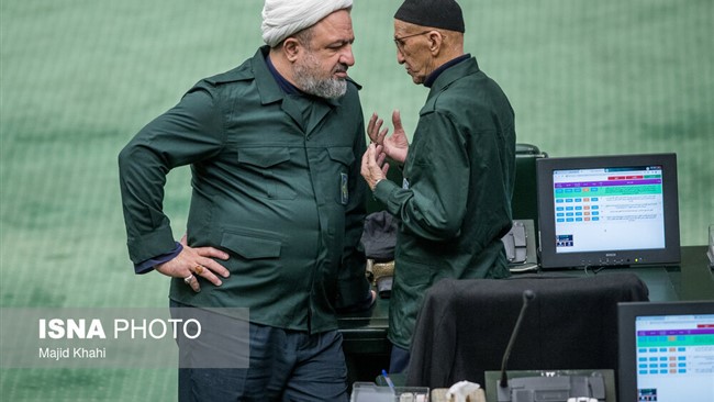 نمایندگان مجلس شورای اسلامی در جریان جلسه علنی امروز ( یکشنبه ۱۲ بهمن) مجلس و هم زمان با نطق پیش از دستور محمد باقر قالیباف، رئیس مجلس، با بر تن داشتن لباس سپاه پاسداران انقلاب اسلامی در مقابل جایگاه هیات رئیسه مجلس تجمع کرده و شعارهایی در حمایت از سپاه پایداران سردادند.