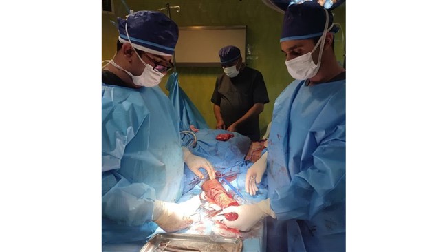 رئیس و مسئولان یک کلینیک معروف جراحی زیبایی که متهم هستند با پرداخت پول‌های نجومی به سلبریتی‌ها اقدام به جذب بیمار کرده و با فروش بیمار به مراکز نامعتبر و پزشکان غیرمتخصص مرگ و نقص عضو آنها را رقم می‌زدند به دادسرای جرایم پزشکی احضار شدند.