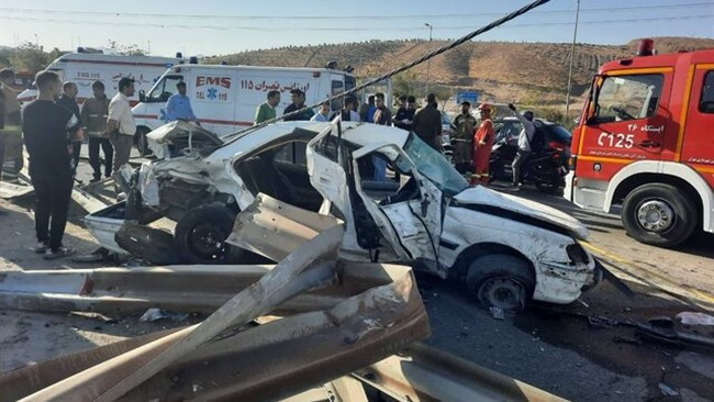 دانشگاه علوم پزشکی قم اعلام کرد: بر اثر وقوع یک سانحه رانندگی در اتوبان تهران–قم، برخورد یک دستگاه خودروی مگان با پژو ۲۰۶ منجر به فوت سه نفر و مصدومیت سه نفر دیگر شد.