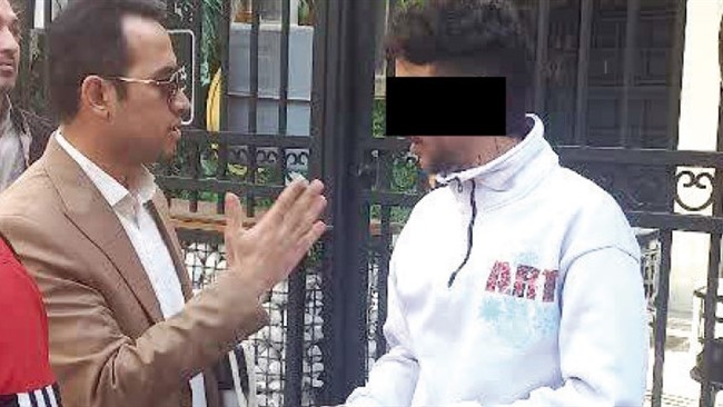 پسر۲۰ساله ای که برای کار در یک رستوران از جنوب کشور به مشهدآمده بود،راز جنایت با یک ضربه چاقو را درحالی فاش کرد که مدعی بود موردتمسخر و متلک گویی چندجوان در نیمه شب قرارگرفته است.