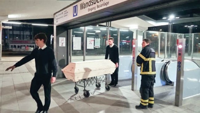 بررسی‌های پلیس آلمان نشان می‌دهد مردی که با حمله به دختر ایرانی در ایستگاه قطار او را به قتل رسانده بود، سابقه خشونت و حمله به پلیس داشته است.