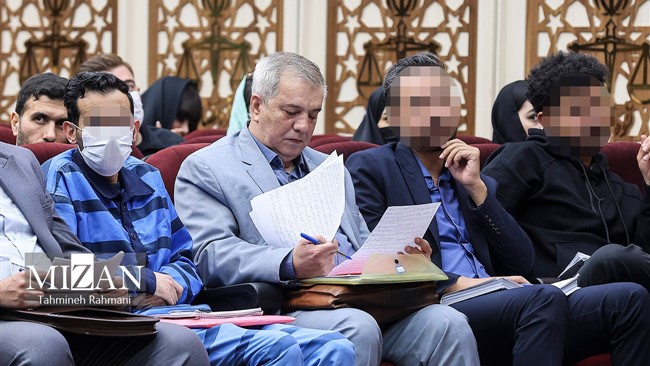 دومین جلسه دادگاه رسیدگی به اتهامات پرونده «کوروش کمپانی» روز (۴ اسفند ۱۴۰۴) به ریاست قاضی جور ابراهیمیان با حضور شکات پرونده در مجمع امام خمینی (ره) دادگستری استان تهران به صورت علنی برگزار شد.